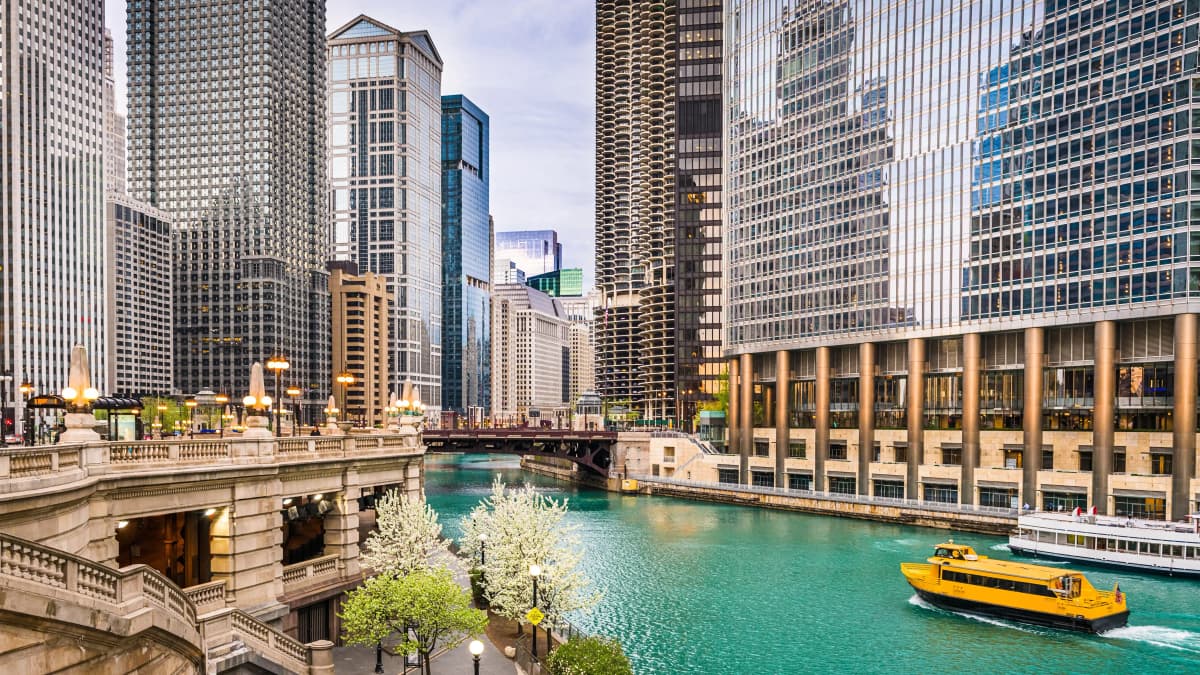 Chicago River in Chicago, Illinois with buildings surrounding.